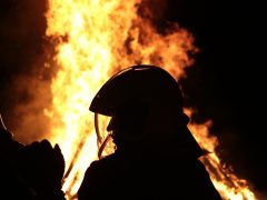 Dinas Damkar Lahat Bersihkan Tumpahan Oli di Terminal